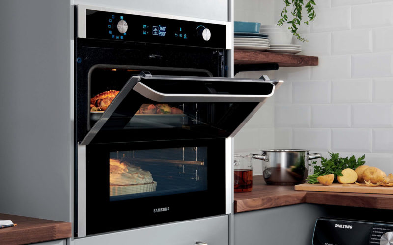 Samsung oven with food cooking inside